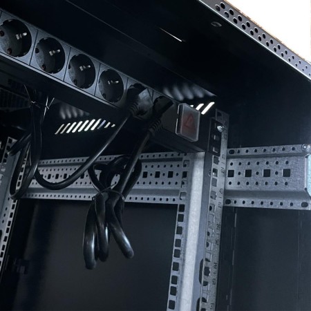 Armario rack de suelo 19 pulgadas phasak pro 22u negro 600x1000 montado pho 6122